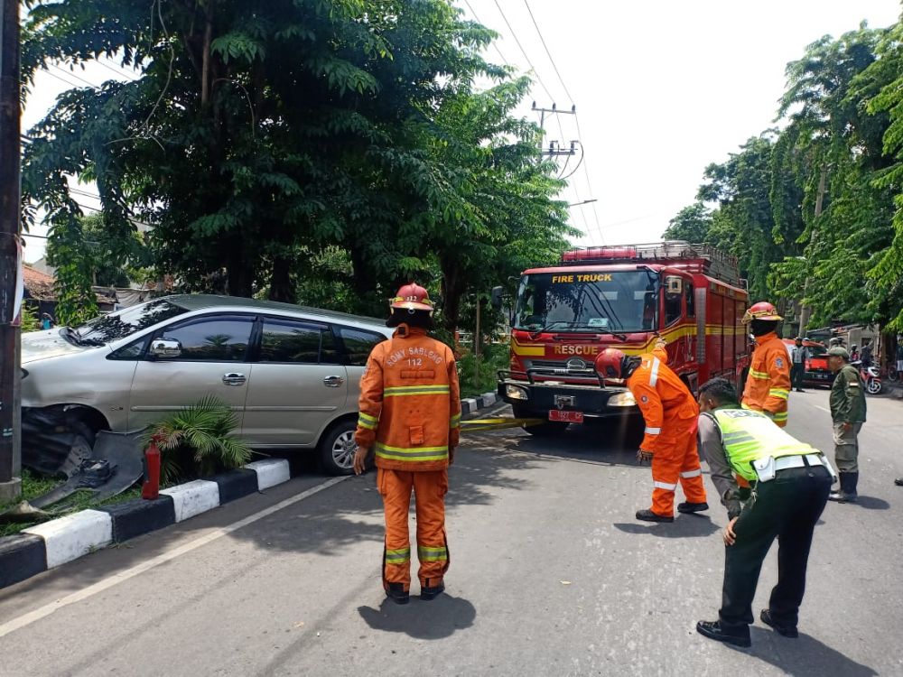 Toyota Innova yang seruduk 3 kendaraan di Surabaya
