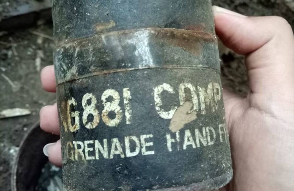 Granat tangan KG 881 yang diduga masih aktif ditemukan warga