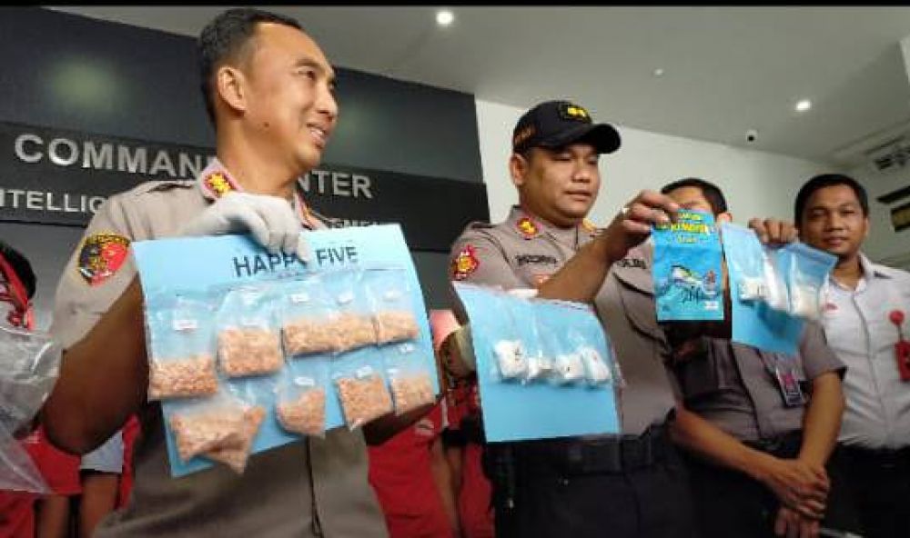 Kapolrestabes Surabaya dan Kasatresnarkoba tunjukkan bb narkoba yang berhasil digagalkan