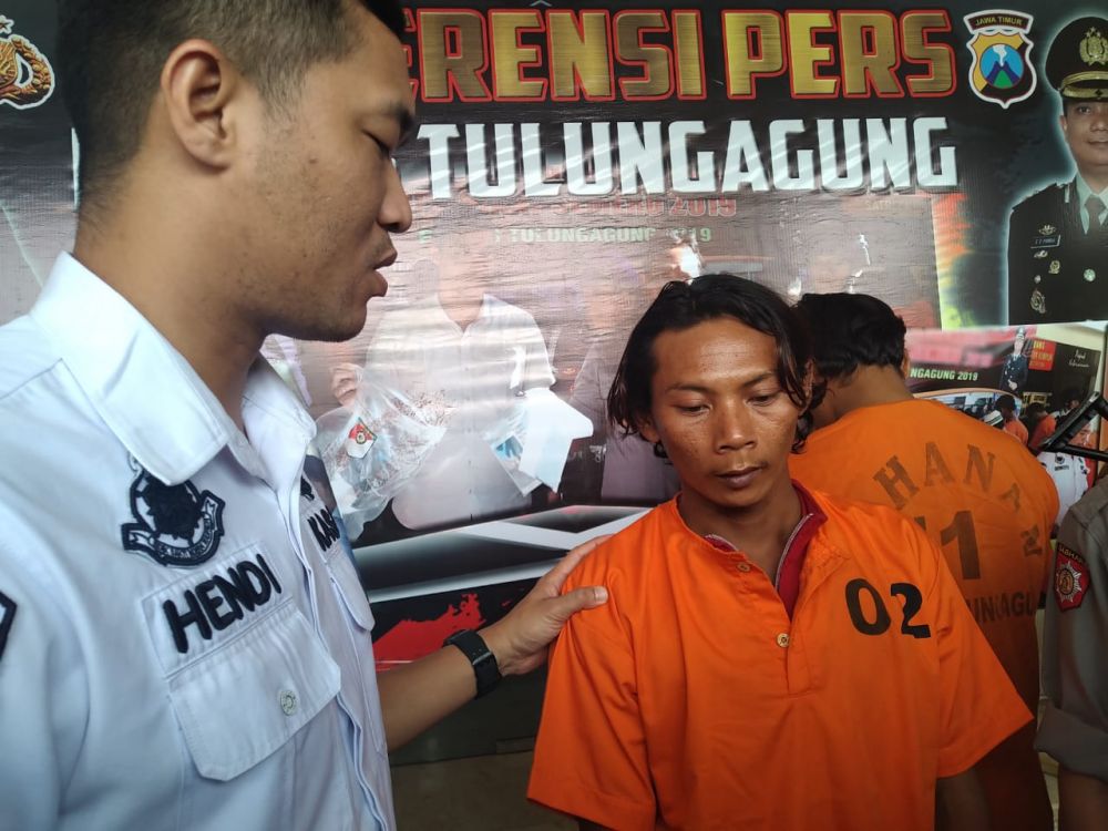 Ngopi Sambil Bawa Celurit, Pria ini Diamankan