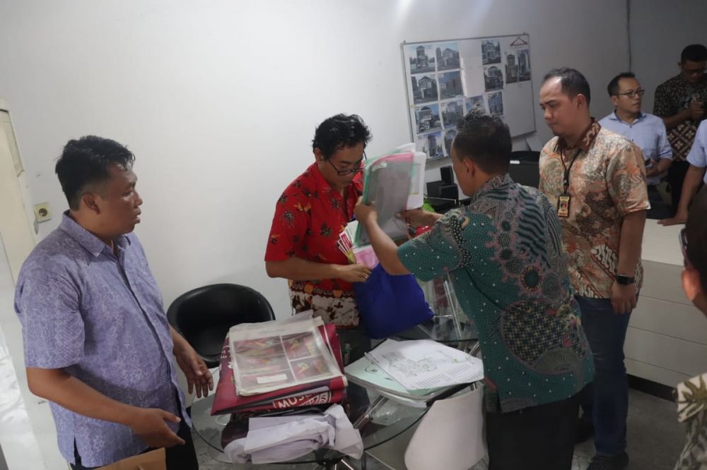 Polisi saat mendatangi kantor pemasaran PT Cahaya Mentari Pratama