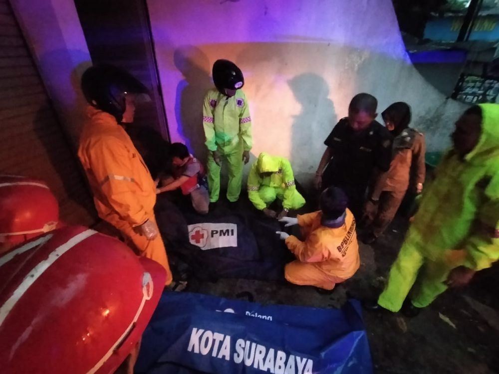 Selain Dua Orang Meninggal, Pohon Roboh Juga Timpa 3 Mobil di Surabaya