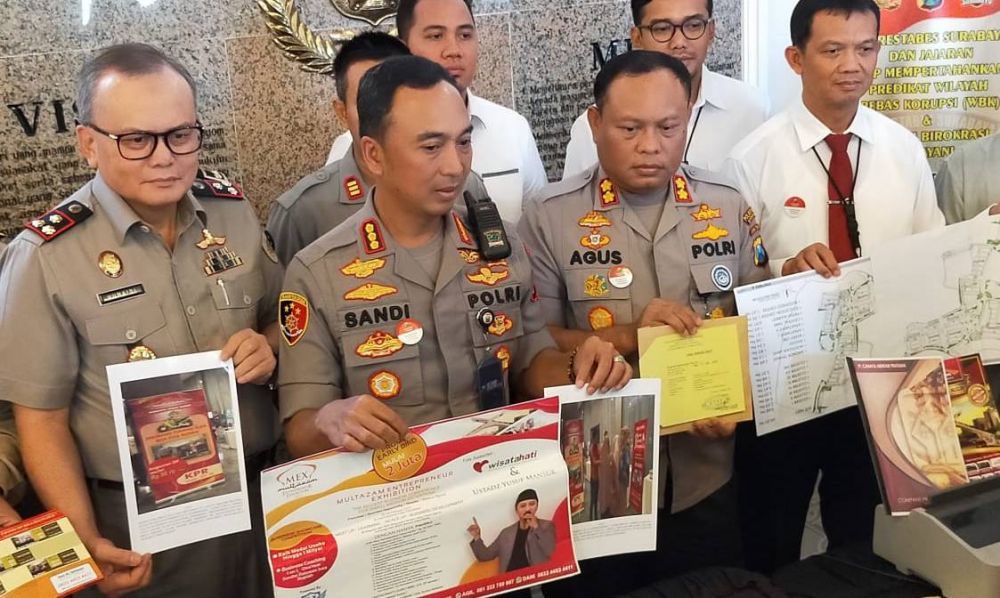 Kapolrestabes Surabaya, Kombes Pol Sandi tunjukkan brosur perumahan bergambar Ustaz Yusuf Mansur