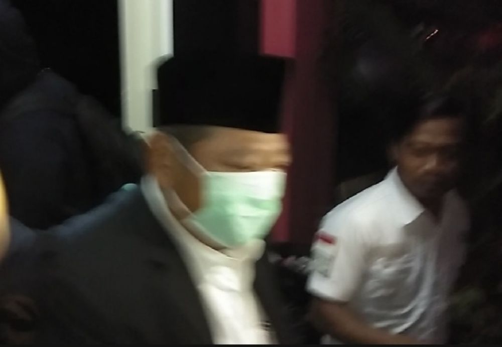 Bupati Sidoarjo, Saiful Ilah saat akan dibawa ke Jakarta oleh KPK