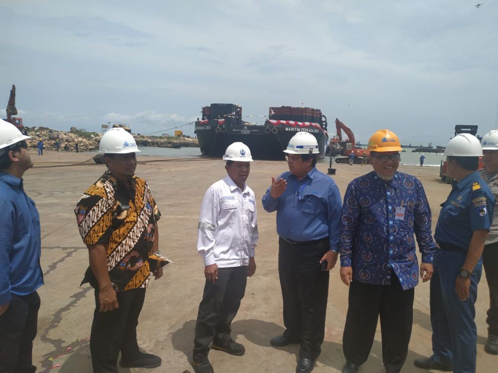 Peluncuran kapal tongkang Maritim Perkasa 3031 di Lamongan