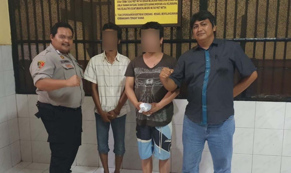Kedua pelaku diamankan Satresnarkoba Polrestabes Surabaya
