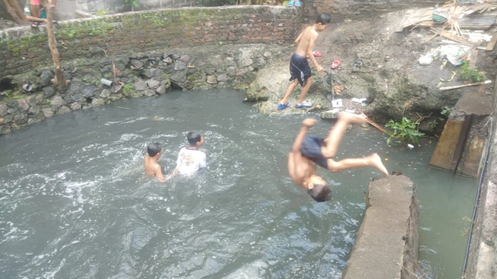 Anak-anak bermain di kali kawasan Darmo Satelit dan Tanjungsari, Surabaya