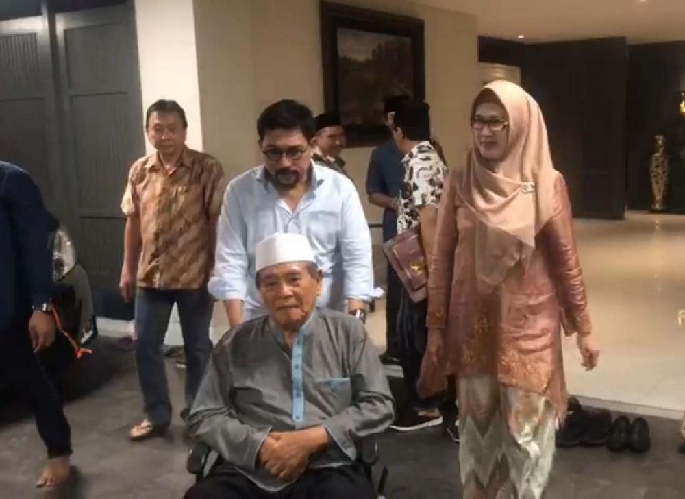 Machfud Arifin di dampingi Lita Machfud Arifin mengantarkan Mbah Yai Din.