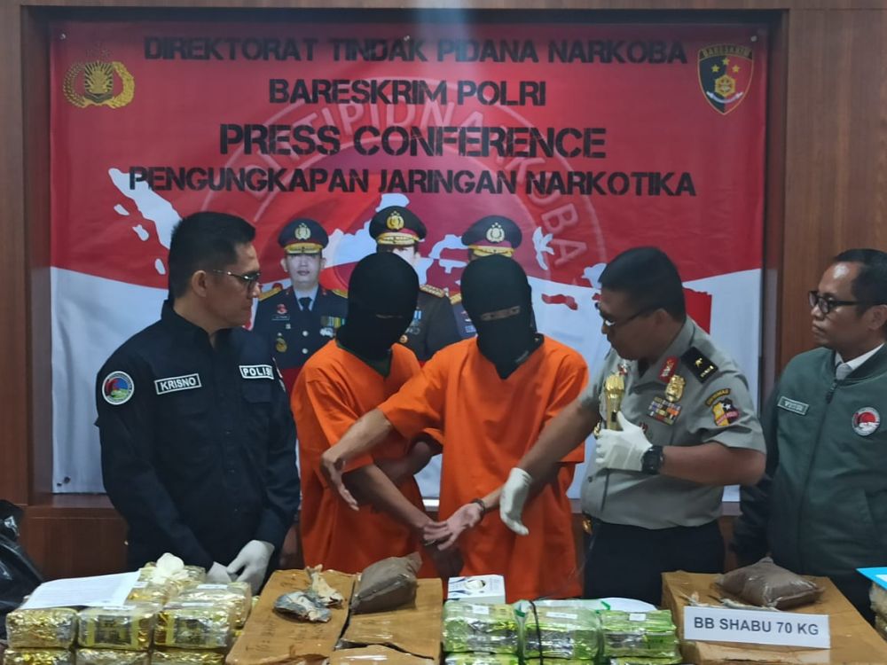 Dua tersangka dengan bb 70 kilogram sabu yang diamankan Bareskrim Mabes Polri