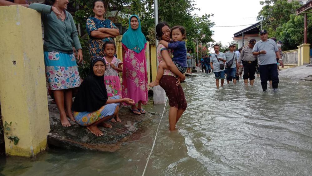 Warga Gresik yang terdampak banjir beberapa waktu lalu