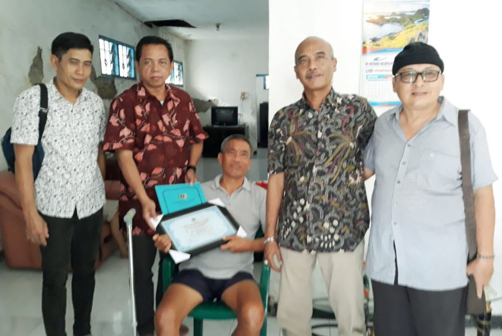 Penghargaan dan tali asih dari PWI Jatim untuk para wartawan senior