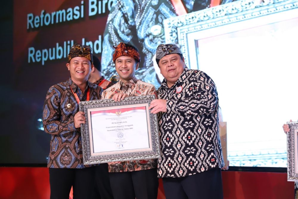 Bupati Trenggalek, Mochamad Nur Arifin menerima rapor SAKIP
