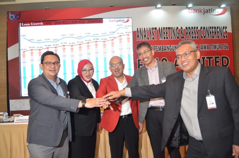 Analyst meeting dan press conference Bank Jatim di Hotel Ritz Charlton Pacific Place, Jakarta