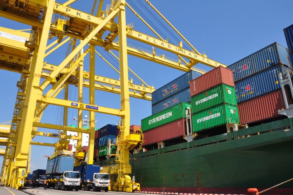 Akativitas bongkar muat di pelabuhan dalam wilayah kerja Pelindo III