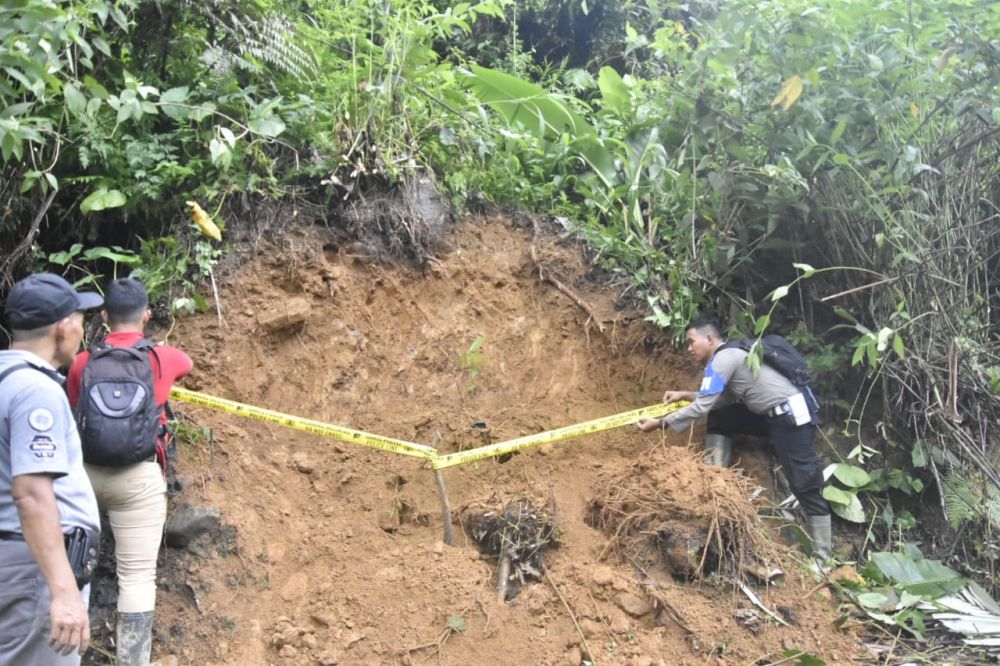 Penutupan lubang tambang emas tanpa izin oleh polisi