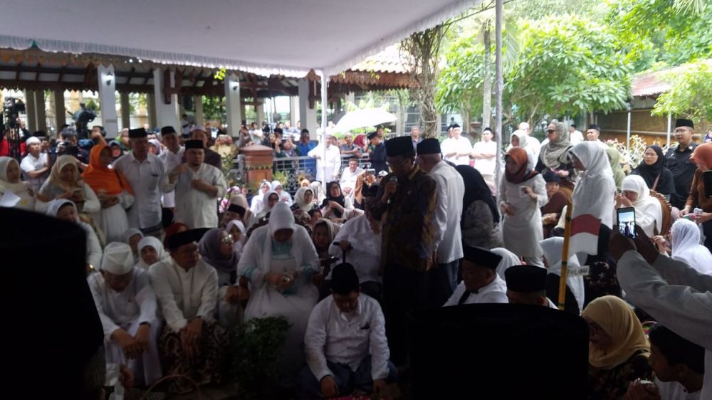 Pemakaman Gus Solah di Tebuireng Jombang