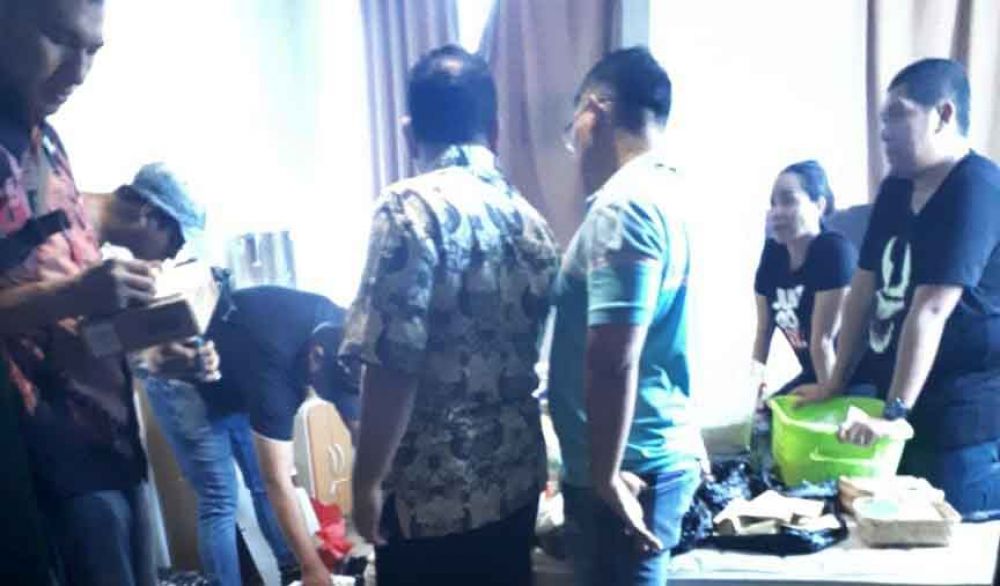 Penggerebekan home industry ganja sintetis di apartemen Surabaya