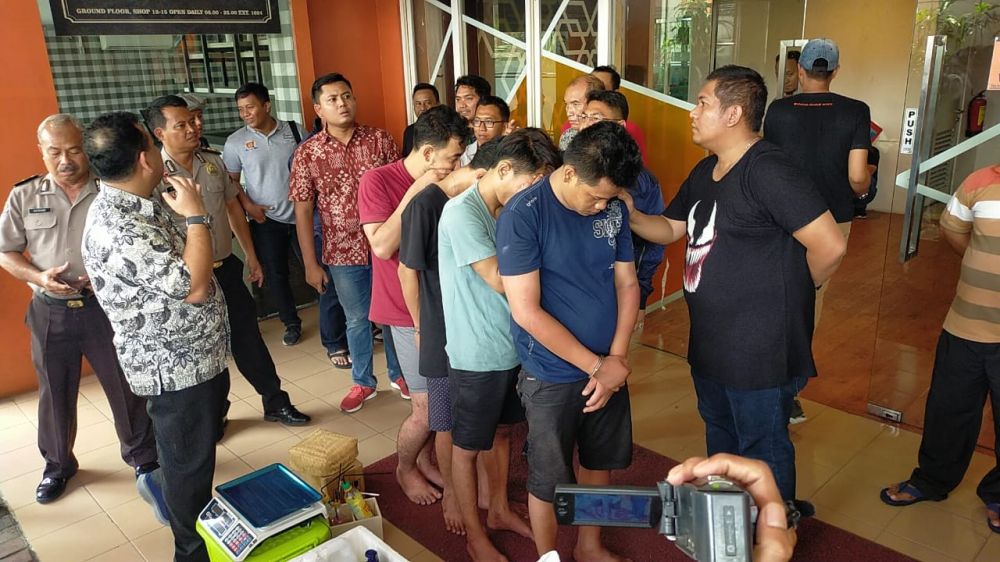 Keempat tersangka yang ditangkap di apartemen di Surabaya 
