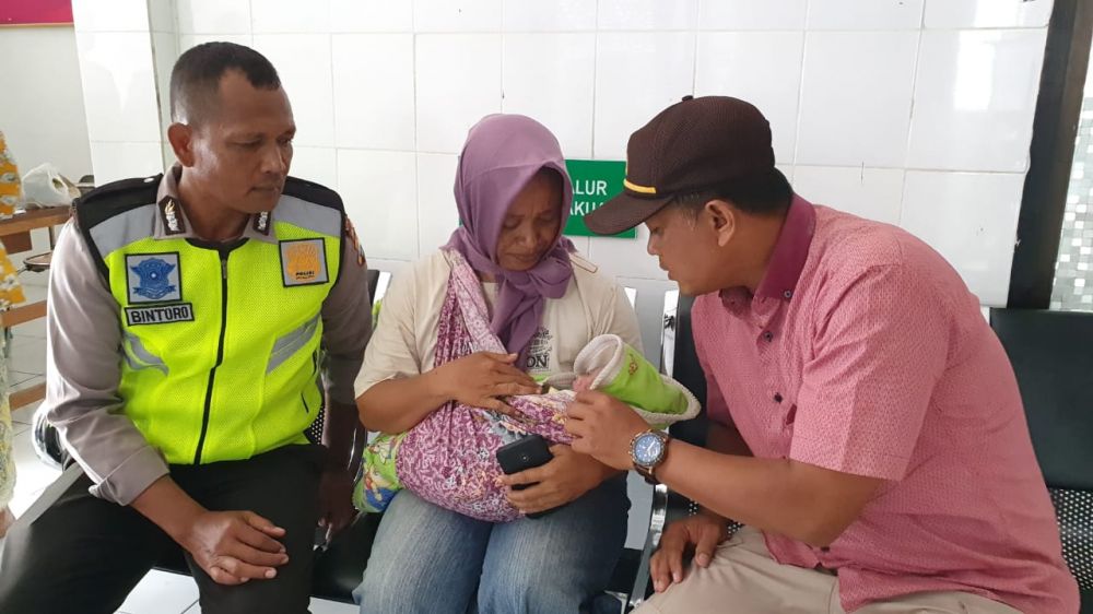 Ibu Siti Nur Halimah melahirkan bayi perempuan setelah dievakuasi dengan ditandu oleh Polsek Ngluyu