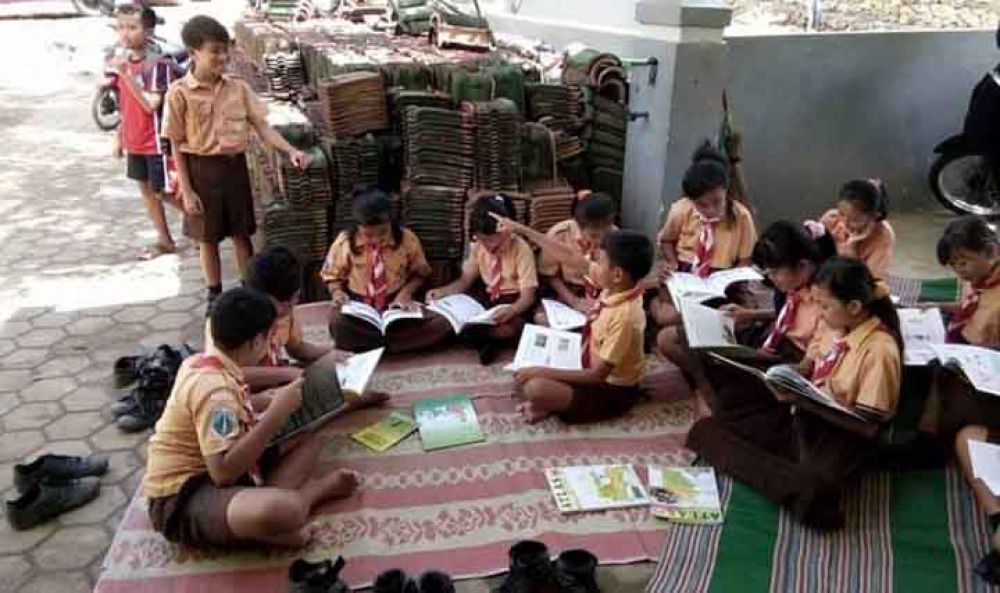 Siswa SDN 2 Tugurejo yang belajar di luar sekolah karena bangunan sekolah yang rawan akibat tanah gerak