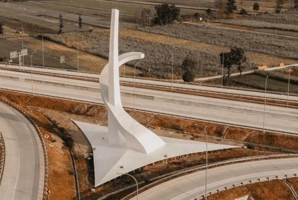 Tugu di Simpang Susun Gerbang Tol Madiun yang jadi polemik (Foto: Postingan @KRMTRoySuryo2)