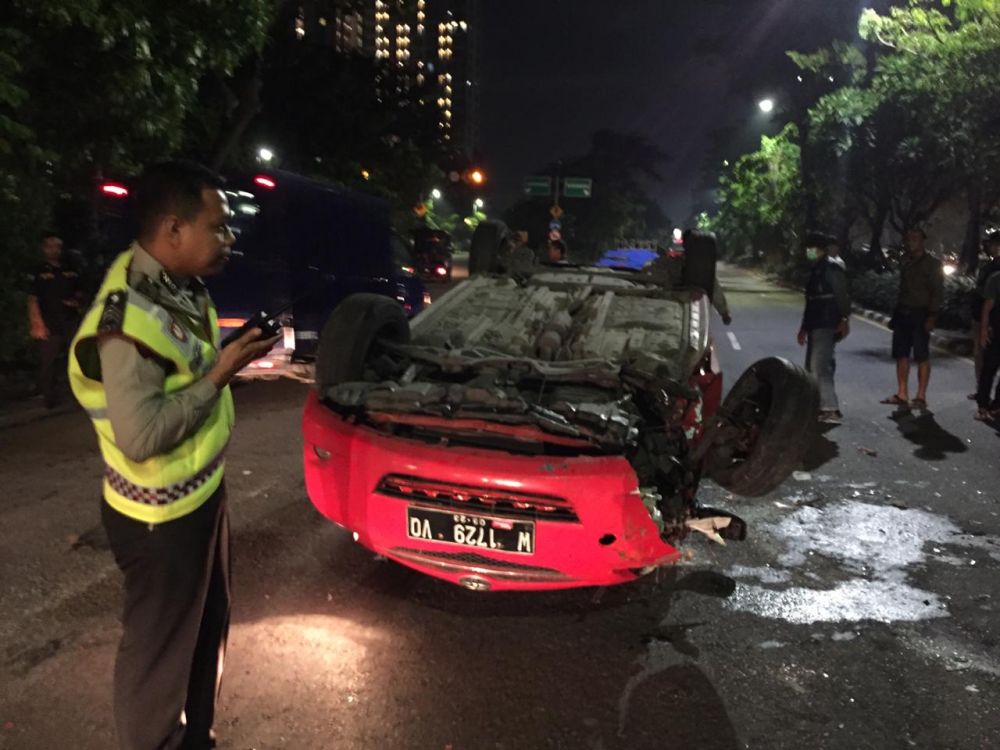 Mobil Toyota Vios yang terbalik di Surabaya