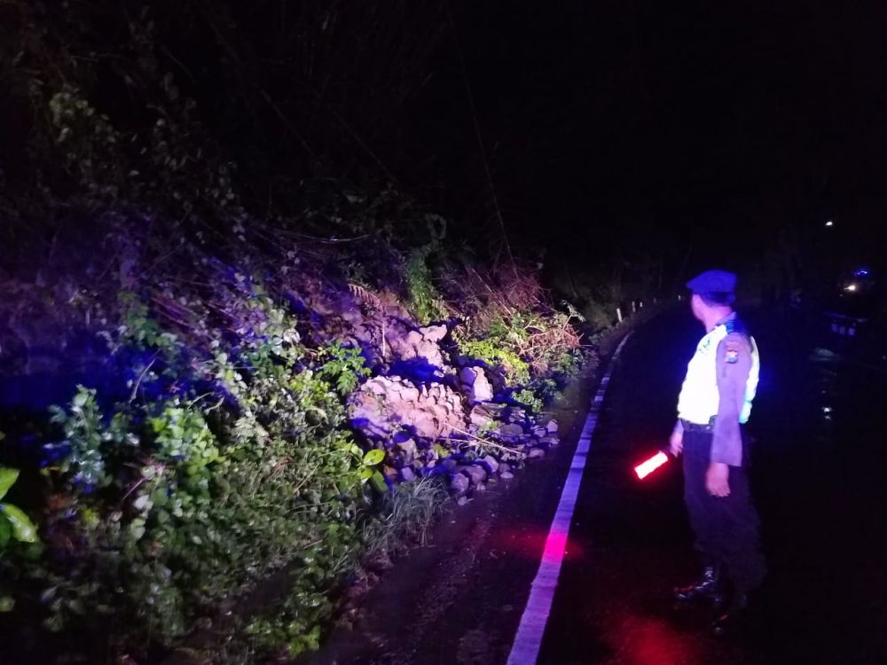 Polisi mengamankan lokasi dengan memasang rambu peringatan