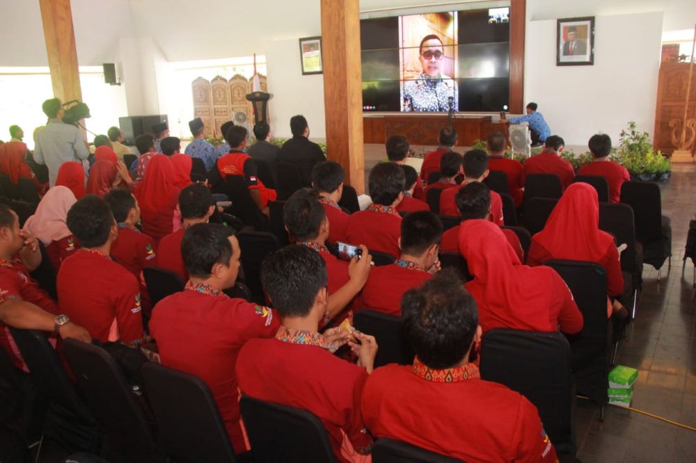 Bupati Banyuwangi Abdullah Azwar Anas menyapa peserta melalui sambungan face time