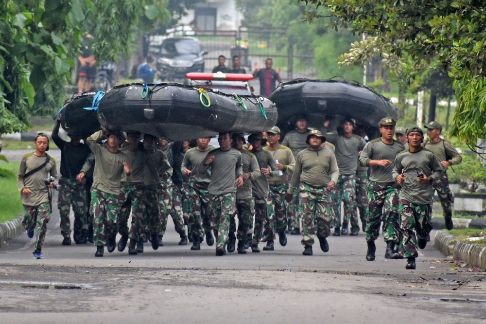 Lomba dayung perahu karet prajurit Batalyon Intai Amfibi 2 Marinir