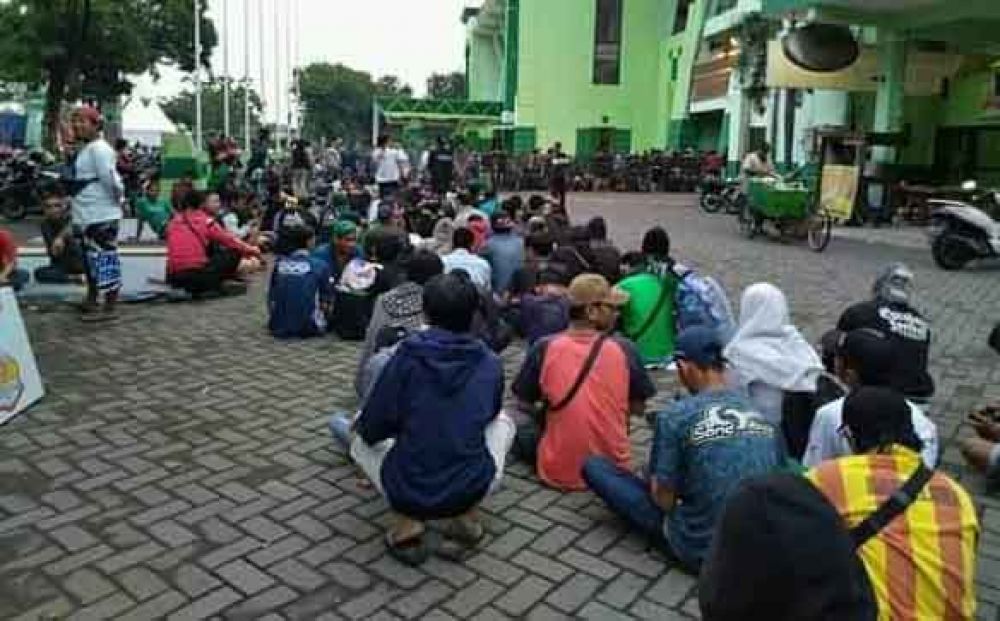Ribuan Suporter Antre Beli Tiket Pertandingan Persebaya vs Persija