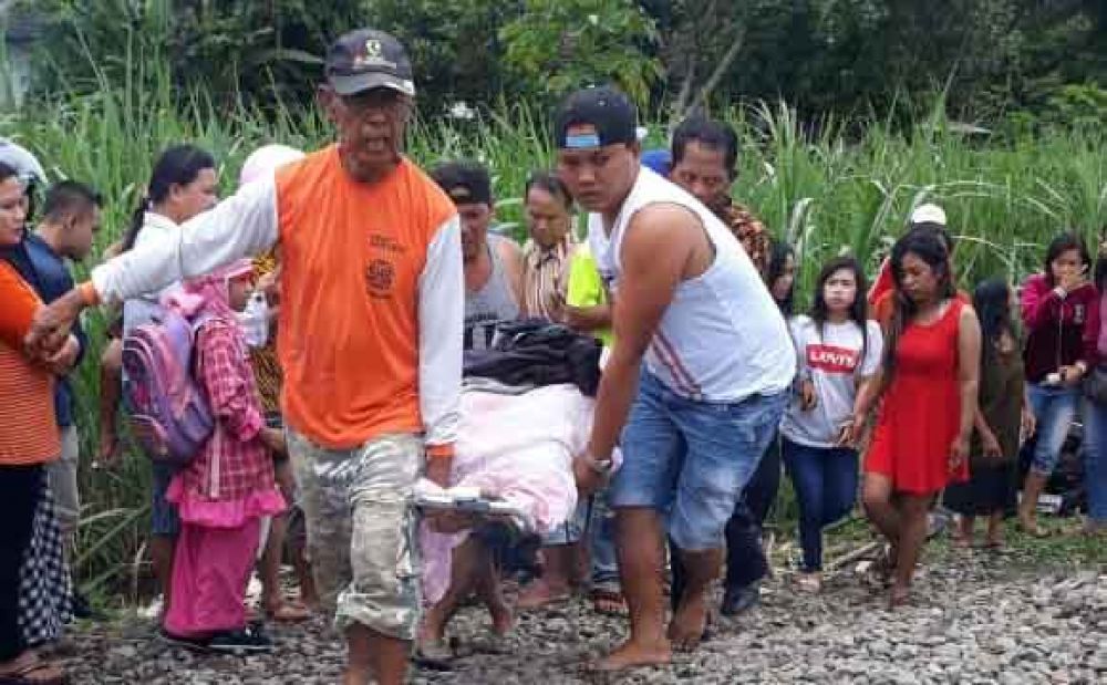 Korban tertabrak kereta api dievakuasi 