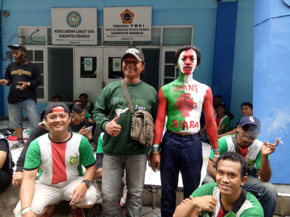 Mereka yang Tampil Berbeda Mendukung Persebaya