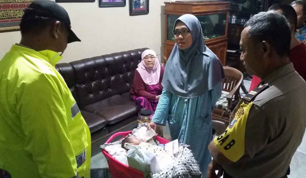 Bayi laki-laki yang ditemukan di teras rumah warga