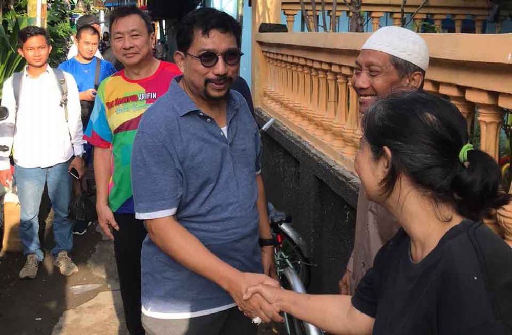 Irjen Pol (Purn) Machfud Arifin menyapa warga di perkampungan Surabaya