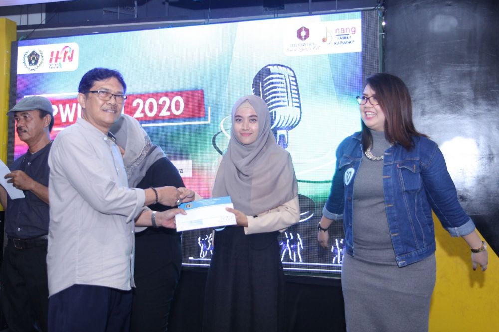 Pemberian hadiah pada juara PWI Jatim Idol