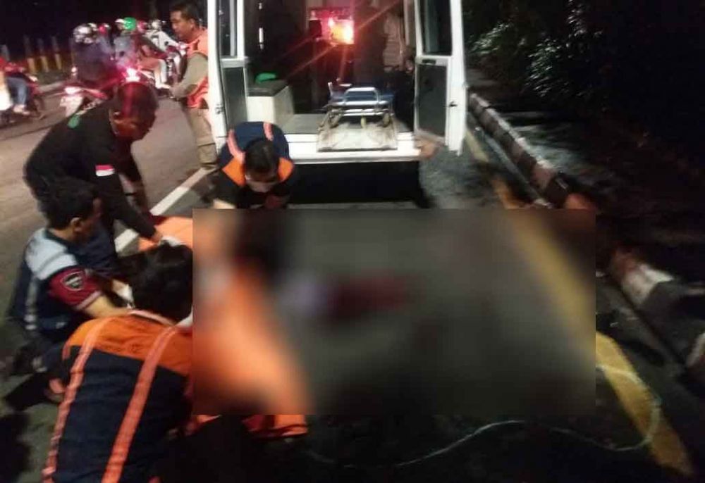 Petugas mengevakuasi korban kecelakaan lalu lintas