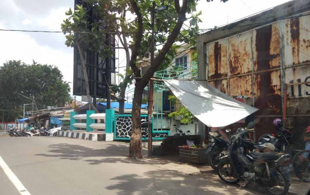 Lahan di Jl Pandegiling bagian depan digunakan pedagang kaki lima (PKL)