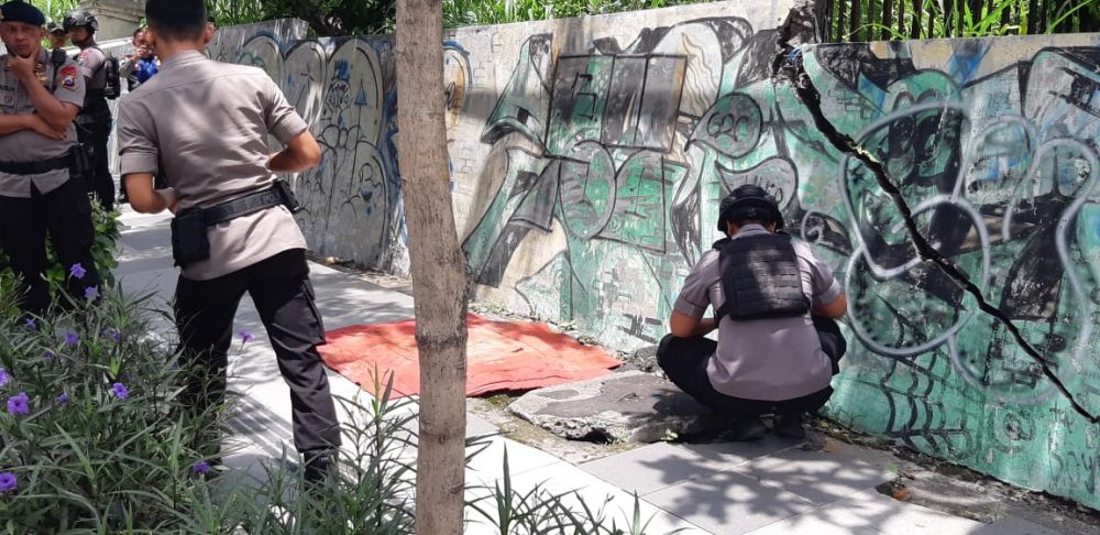 Sat Brimobda Jatim mengamankan penemuan granat di Mayjend Sungkono Surabaya
