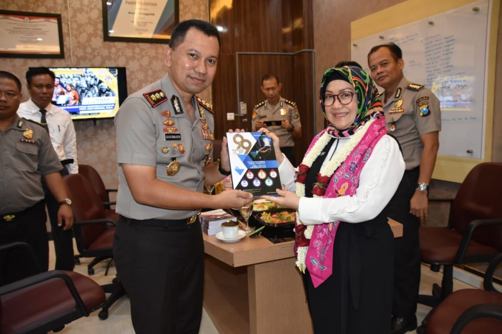 Kapolres Trenggalek, AKBP Jean Calvijn Simanjuntak memberikan cendera mata kepada Deputi Bidan Pelayanan Publik Kemenpan RB, Diah Natalisa