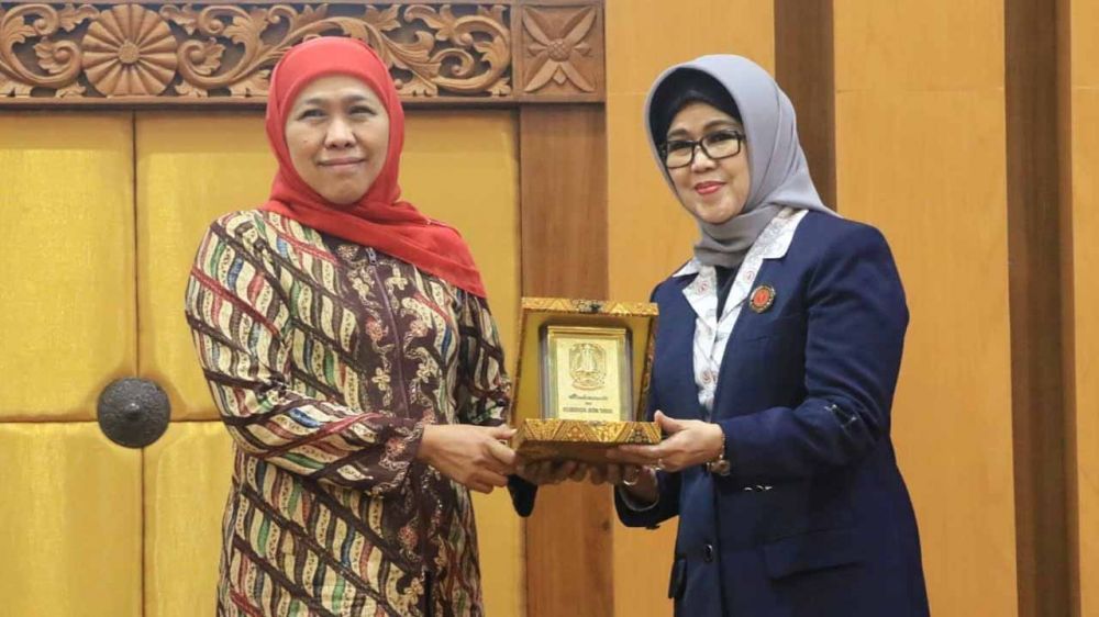 Gubernur Khofifah dan Ketua Yayasan Kanker Indonesia (YKI) Jatim, Nina Kirana Soekarwo