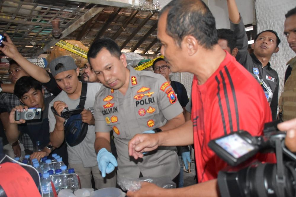 Tersangka tunjukkan proses pembuatan miras oplosan