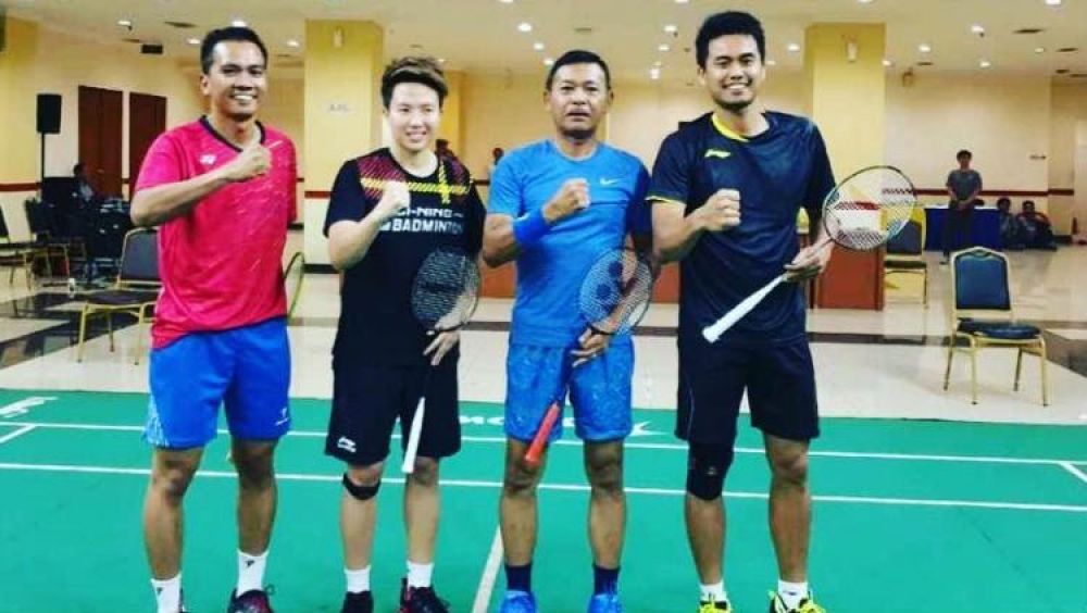 Kapolri Jenderal Pol Idham Aziz bersama atlet bulu tangkis nasional