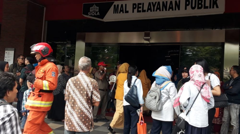 Masyarakat yang mengurus di Mal Pelayanan Publik keluar saat kebakaran