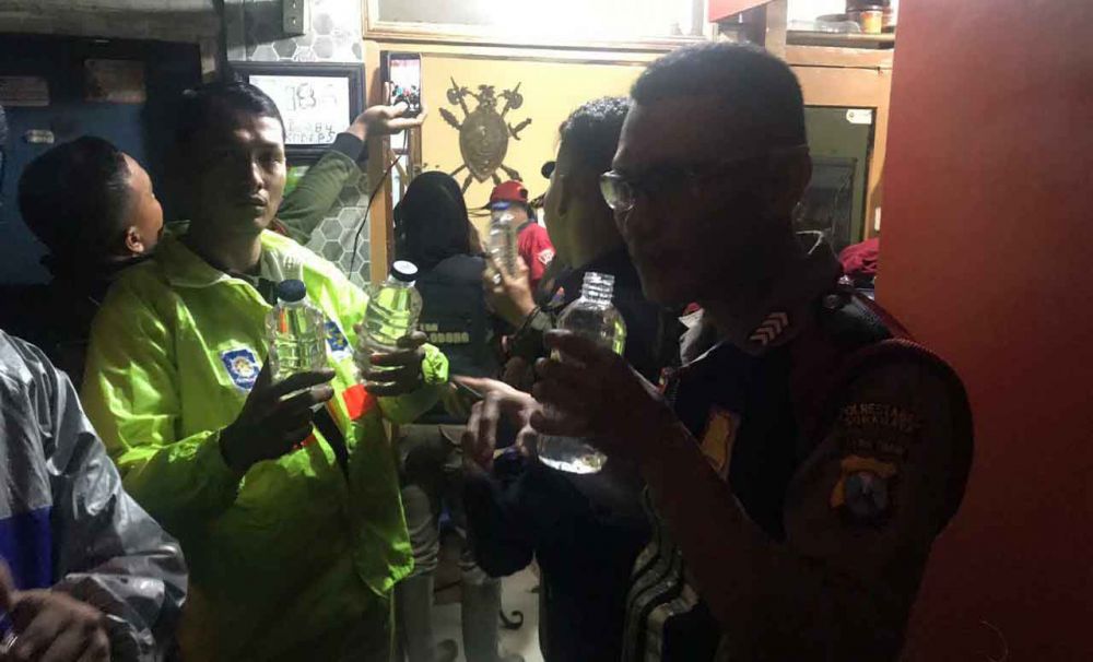 Petugas Satpol PP menggerebek penjual miras oplosan 