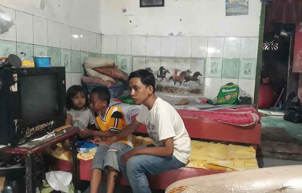 Guru Honorer SD Negeri di Surabaya Terkulai Sakit, Ini Asa Sang Anak
