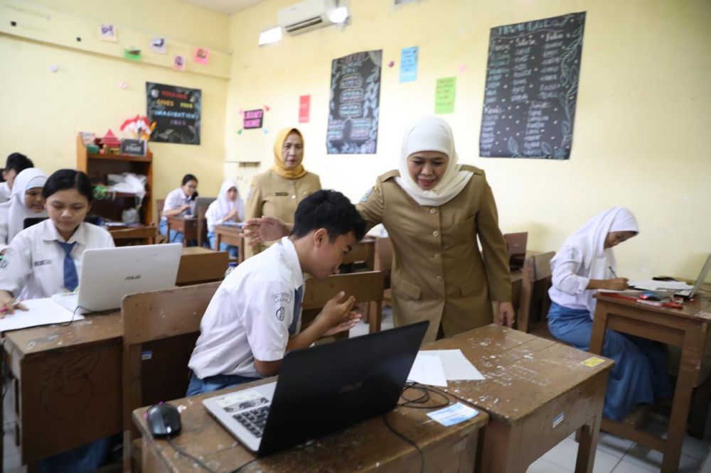 Gubernur Khofifah saat meninjau ujian di salah satu SMA Negeri di Surabaya , 9 Maret 2020