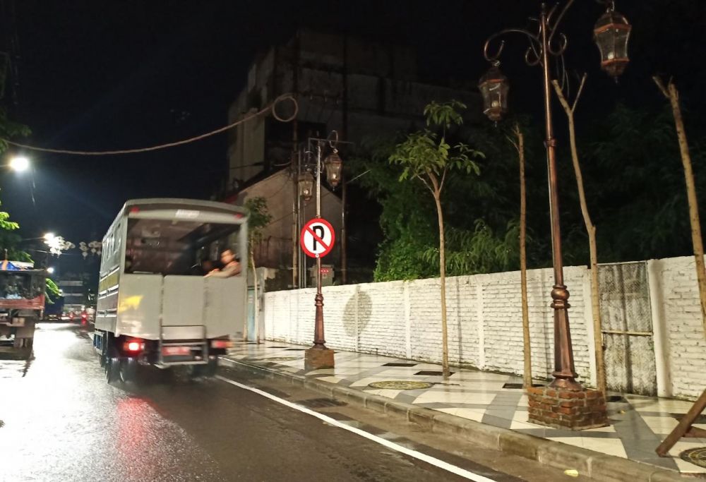 Puluhan lampu berkarakter tempo dulu yang dipasang di Jalan Karet, Surabaya tidak menyala