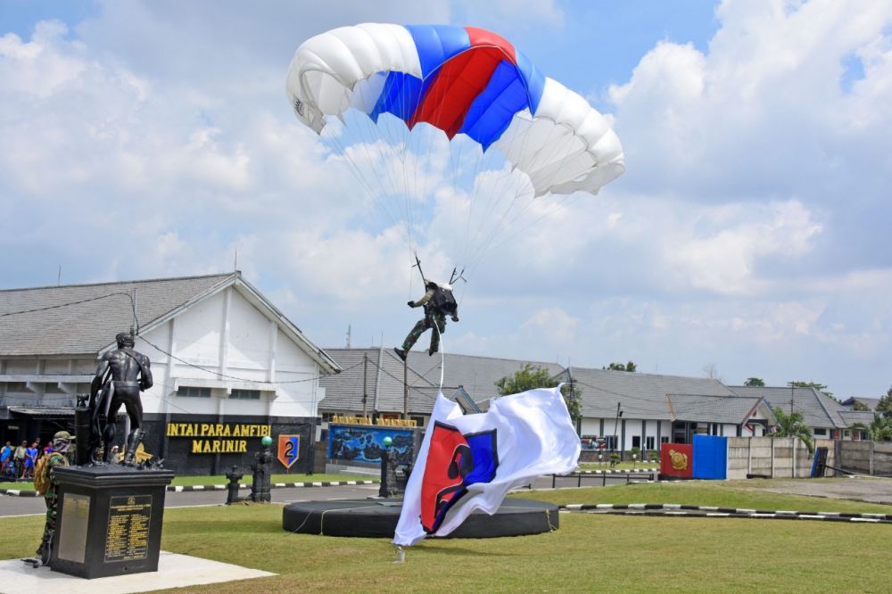 Latihan terjun free fall di Bhumi Marinir Karangpilang