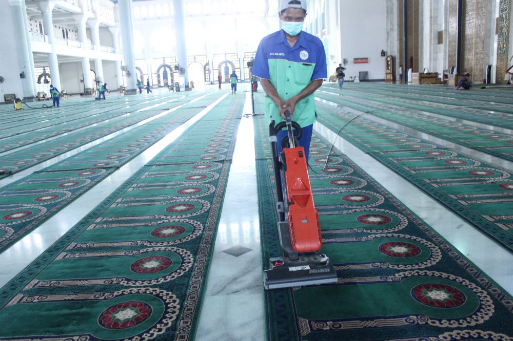 Pembersihan karpet di Masjid Al Akbar Surabaya