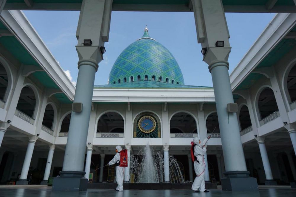 Penyemprotan disinfektan di Masjid Al Akbar Surabaya, Selasa (17/3/2020) (Foto: Fajar Mujianto/jatimnow.com)
